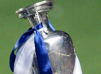 Кубок, вручаемый победителю чемпионата Европы. Фото uefa.com