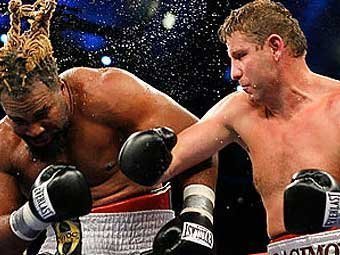 Султан Ибрагимов наносит удар Шеннону Бриггзу. Фото с сайта boxing-pics.com