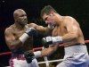 Эвандер Холифилд (слева) в своем последнем бою против Лу Саварезе. Фото fightnews.com