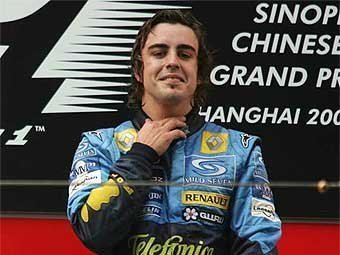 Фернандо Алонсо в комбинезоне Renault, 2005 год. Фото с сайта autosport.com