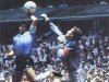 Диего Марадона забивает гол в ворота Питера Шилтона. Фото с сайта mysports.ro