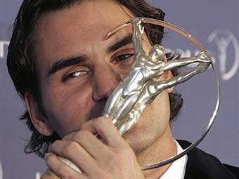 Роже Федерер с призом Laureus. Фото AFP