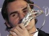 Роже Федерер с призом Laureus. Фото AFP