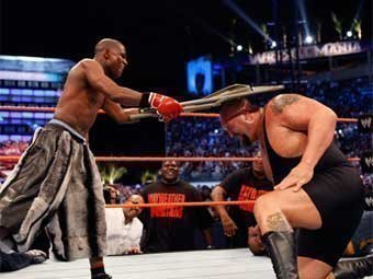 Эпизод боя Флойд Мейуэзер (слева) - Большое Шоу. Фото с сайта wwe.com
