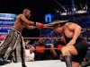Эпизод боя Флойд Мейуэзер (слева) - Большое Шоу. Фото с сайта wwe.com