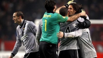 Амаури (справа) отправился в лазарет вслед за Джанлуиджи Буффоном ©Getty Images